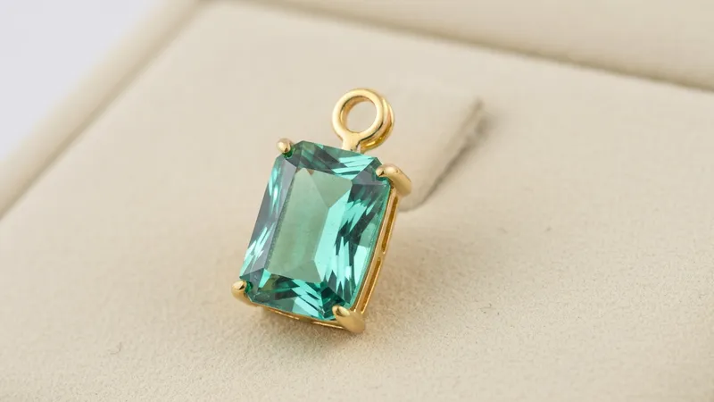 Bague émeraude en or jaune : un classique intemporel